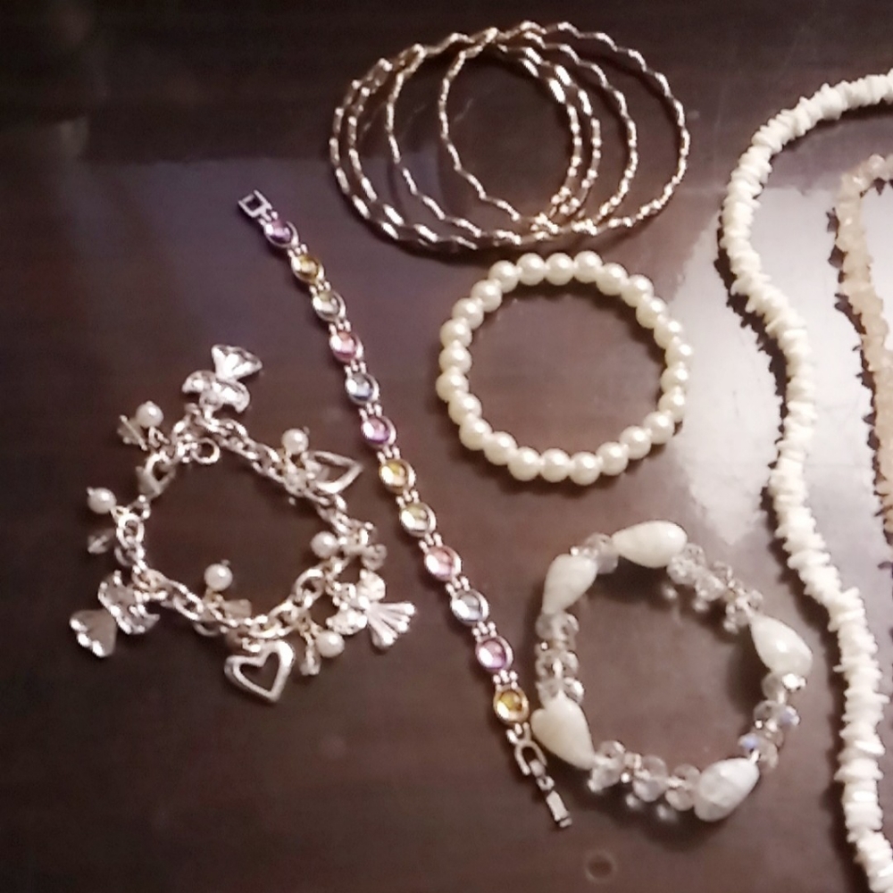 SOLD!! Jewelry bundle !! - Picture 3 of 4